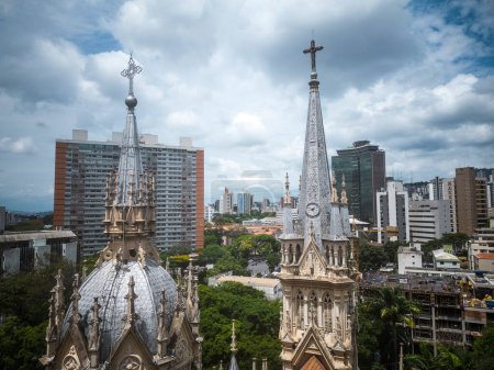 Foto de Hermosa vista al edificio de la iglesia y árboles verdes en Belo Horizonte, Minas Gerais, Brasil - Imagen libre de derechos