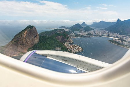 Téléchargez les photos : Beautiful view from plane window to mountains and ocean in Rio de Janeiro, Brazil - en image libre de droit