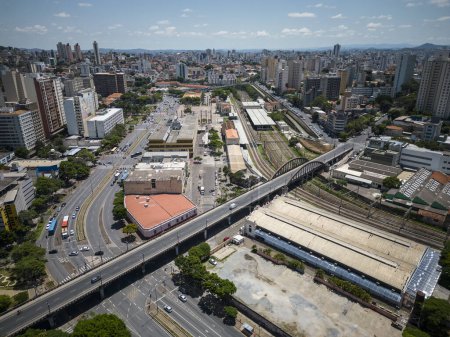 Téléchargez les photos : Beautiful drone aerial view to big city buildings, streets and train tracks in Belo Horizonte, Minas Gerais, Brazil - en image libre de droit