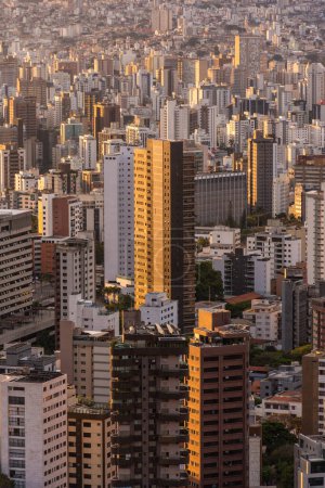 Foto de Hermosa vista a los grandes edificios de la ciudad jungla de hormigón en Belo Horizonte, Minas Gerais, Brasil - Imagen libre de derechos