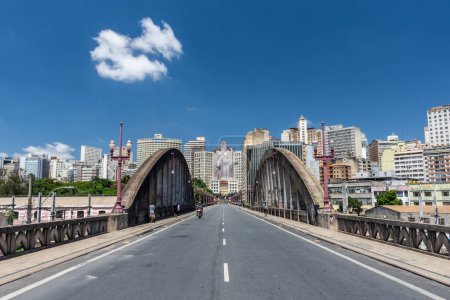 Téléchargez les photos : Beautiful view to concrete urban bridge and city buildings in Belo Horizonte, Minas Gerais, Brazil - en image libre de droit