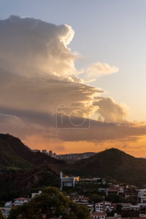 Foto de Beautiful sunset view to houses on the mountains in Belo Horizonte, Minas Gerais, Brazil - Imagen libre de derechos