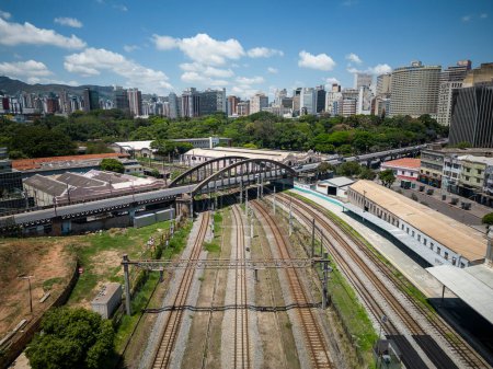 Téléchargez les photos : Belle vue aérienne sur les grands bâtiments de la ville, rues et voies ferrées à Belo Horizonte, Minas Gerais, Brésil - en image libre de droit