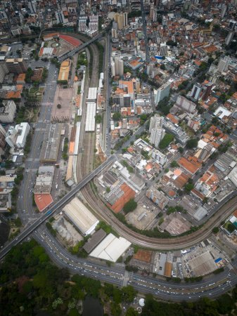 Foto de Beautiful drone view to big city buildings and train tracks in Belo Horizonte, Minas Gerais, Brazil - Imagen libre de derechos
