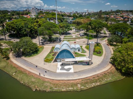Foto de Beautiful drone view to blue modern architecture church building in Belo Horizonte, Minas Gerais, Brazil - Imagen libre de derechos