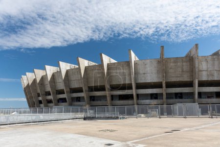 Téléchargez les photos : Vue sur le grand bâtiment en béton du stade de football de Mineirao à Belo Horizonte, Minas Gerais, Brésil - en image libre de droit