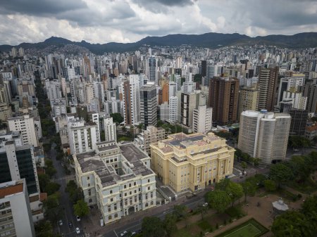 Foto de Hermosa vista de drones a edificios históricos y plaza verde pública en Belo Horizonte, Minas Gerais, Brasil - Imagen libre de derechos