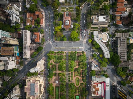 Foto de Hermosa vista de drones a edificios históricos y modernos y plaza pública verde en Belo Horizonte, Minas Gerais, Brasil - Imagen libre de derechos