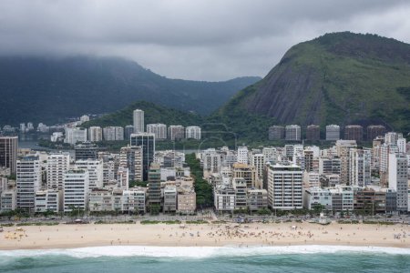 Foto de Beautiful aerial view to city buildings, beach and mountain, Rio de Janeiro, Brazil - Imagen libre de derechos