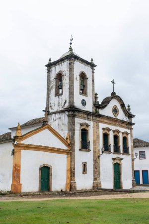 Foto de Beautiful view to old historic church building in small colonial town, Paraty, Rio de Janeiro, Brazil - Imagen libre de derechos