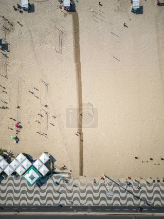 Téléchargez les photos : Beautiful top down view to sidewalk and Copacabana beach with wet sand line for hot sunny days, Rio de Janeiro, Brazil - en image libre de droit