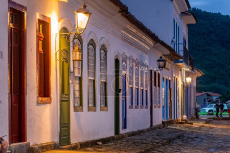 Foto de Beautiful old historic colonial houses and street in Paraty, Rio de Janeiro, Brazil - Imagen libre de derechos