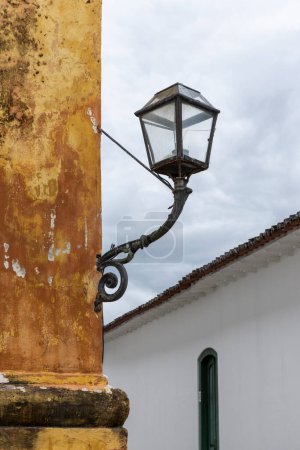 Foto de Beautiful view to old historic public lamps in colonial small town, Paraty, Rio de Janeiro, Brazil - Imagen libre de derechos