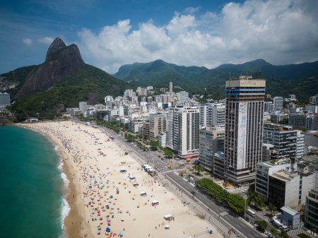 Téléchargez les photos : Beautiful aerial view to beach, ocean, city buildings and mountains in sunny summer day, Rio de Janeiro, Brazil - en image libre de droit