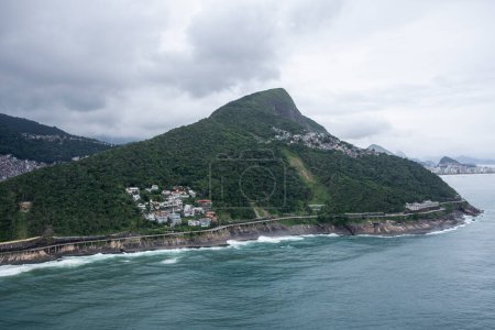 Téléchargez les photos : Belle vue aérienne sur les montagnes verdoyantes de la forêt tropicale et l'océan à Rio de Janeiro, Brésil - en image libre de droit