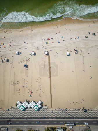 Foto de Hermosa vista de arriba hacia abajo a la acera y la playa de Copacabana con línea de arena húmeda para los días soleados calientes, Río de Janeiro, Brasil - Imagen libre de derechos