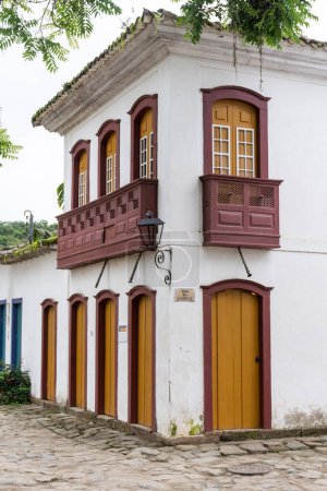 Téléchargez les photos : Belles vieilles maisons coloniales historiques et rue à Paraty, Rio de Janeiro, Brésil - en image libre de droit