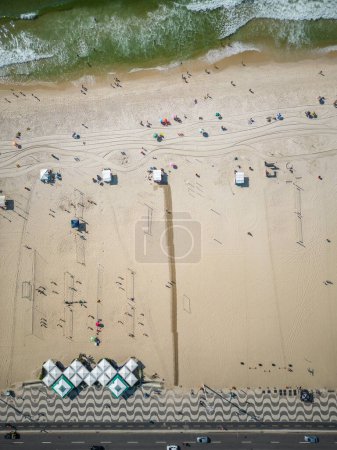 Téléchargez les photos : Belle vue du haut vers le bas sur le trottoir et la plage de Copacabana avec ligne de sable humide pour les journées chaudes et ensoleillées, Rio de Janeiro, Brésil - en image libre de droit