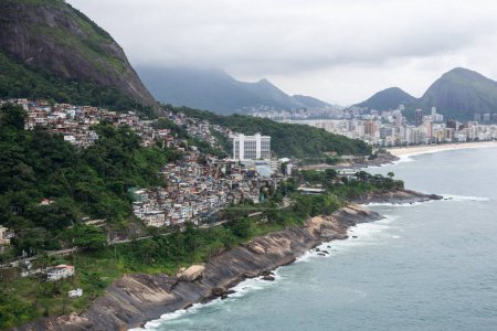 Téléchargez les photos : View to Vidigal Favela on Dois Irmos hill side in Rio de Janeiro, Brazil. - en image libre de droit