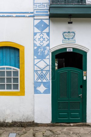Foto de Beautiful view to masonic symbols on facade of small houses in colonial historic town, Paraty, Rio de Janeiro, Brazil - Imagen libre de derechos