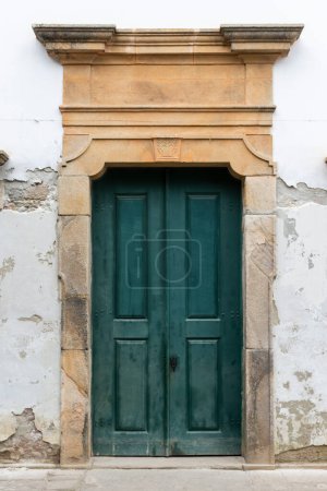 Téléchargez les photos : Belle vue sur la façade de l'ancienne église historique dans une petite ville coloniale, Paraty, Rio de Janeiro, Brésil - en image libre de droit