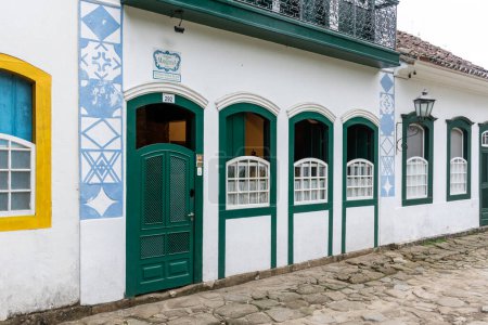 Foto de Beautiful view to masonic symbols on facade of small houses in colonial historic town, Paraty, Rio de Janeiro, Brazil - Imagen libre de derechos