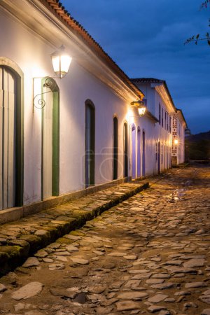 Téléchargez les photos : Belles vieilles maisons coloniales historiques et rue à Paraty, Rio de Janeiro, Brésil - en image libre de droit