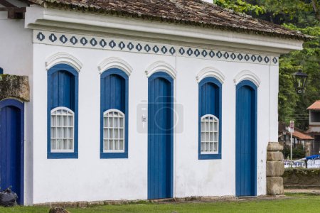 Téléchargez les photos : Belles vieilles maisons coloniales historiques dans une petite ville, Paraty, Rio de Janeiro, Brésil - en image libre de droit