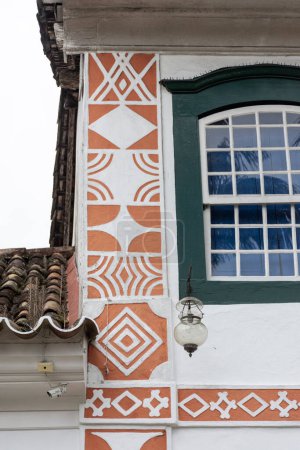 Téléchargez les photos : Belle vue sur les symboles maçonniques sur la façade de petites maisons dans la ville historique coloniale, Paraty, Rio de Janeiro, Brésil - en image libre de droit