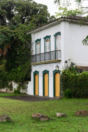 Téléchargez les photos : Beautiful old historic colonial houses in small town, Paraty, Rio de Janeiro, Brazil - en image libre de droit