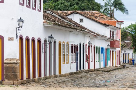 Foto de Hermosas casas coloniales históricas antiguas y la calle en Paraty, Río de Janeiro, Brasil - Imagen libre de derechos