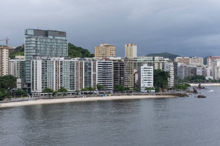 Téléchargez les photos : Vue sur les bâtiments résidentiels à Icara plage à Niteri, Rio de Janeiro, Brésil. - en image libre de droit