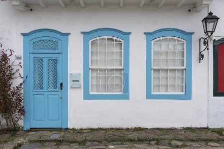 Foto de Beautiful view to blue door and windows on small house in colonial historic town, Paraty, Rio de Janeiro, Brazil - Imagen libre de derechos