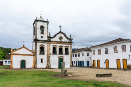Foto de Hermosa vista al antiguo edificio histórico de la iglesia en la pequeña ciudad colonial, Paraty, Río de Janeiro, Brasil - Imagen libre de derechos