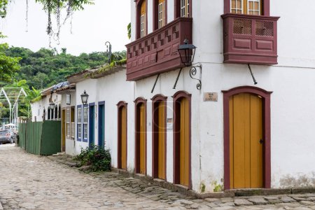 Foto de Beautiful old historic colonial houses and street in Paraty, Rio de Janeiro, Brazil - Imagen libre de derechos