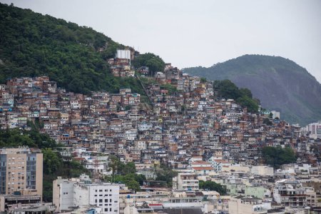 Foto de Hermosa vista aérea a los edificios de la ciudad y favela lado de la colina en la montaña verde, Río de Janeiro, Brasil - Imagen libre de derechos