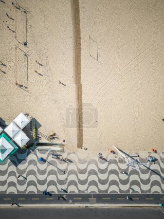 Téléchargez les photos : Beautiful top down view to sidewalk and Copacabana beach with wet sand line for hot sunny days, Rio de Janeiro, Brazil - en image libre de droit