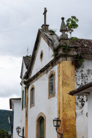 Téléchargez les photos : Beautiful view to old historic church building in small colonial town, Paraty, Rio de Janeiro, Brazil - en image libre de droit