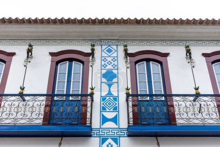 Téléchargez les photos : Belle vue sur les symboles maçonniques sur la façade de petites maisons dans la ville historique coloniale, Paraty, Rio de Janeiro, Brésil - en image libre de droit