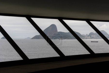 Foto de Beautiful view from interior of modern architecture museum MAC by Oscan Niemeyer, Rio de Janeiro, Brazil - Imagen libre de derechos