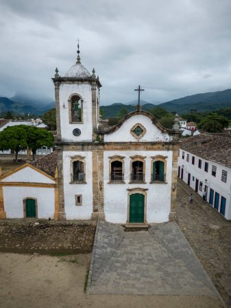 Téléchargez les photos : Belle vue sur la vieille église historique dans une petite ville coloniale, Paraty, Rio de Janeiro, Brésil - en image libre de droit