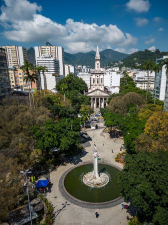 Foto de Beautiful city view to white statue monument and old historic church, Rio de Janeiro, Brazil - Imagen libre de derechos