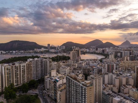 Téléchargez les photos : Beautiful aerial view on sunset time to city buildings, ocean and mountains in Aterro do Flamengo, Rio de Janeiro, Brazil - en image libre de droit