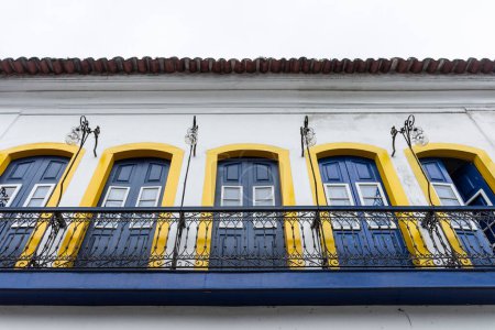 Téléchargez les photos : Belle vue sur balcon décoré de maison historique coloniale dans petite ville, Paraty, Rio de Janeiro, Brésil - en image libre de droit