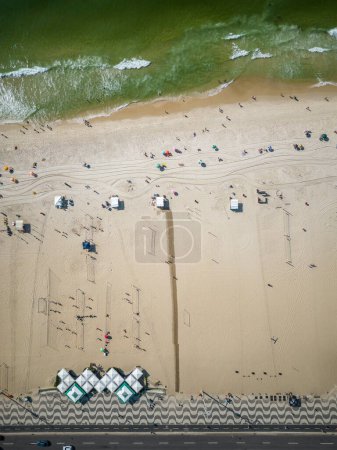 Téléchargez les photos : Belle vue du haut vers le bas sur le trottoir et la plage de Copacabana avec ligne de sable humide pour les journées chaudes et ensoleillées, Rio de Janeiro, Brésil - en image libre de droit