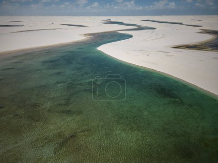 Téléchargez les photos : Belle vue aérienne sur les dunes de sable blanc et les piscines d'eau de pluie vertes à Lenis Maranhenses, près de Barreirinhas, Maranho, Brésil. - en image libre de droit