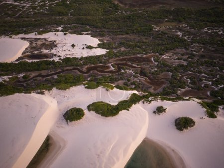 Foto de Hermosa vista a las dunas de arena blanca y piscinas de agua de lluvia en Lenis Maranhenses, cerca de Barreirinhas, Maranho, Brasil. - Imagen libre de derechos