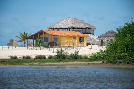 Foto de Hermosa vista a las pequeñas casas de pesca amarillas en el río Preguias, Maranho, Brasil. - Imagen libre de derechos