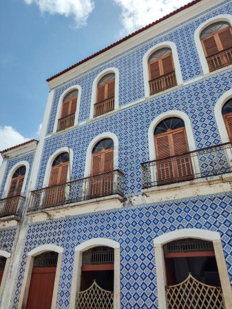 Téléchargez les photos : Beautiful view to facade of historic house building with blue tiles in downtown So Lus, Maranho, Brazil. - en image libre de droit