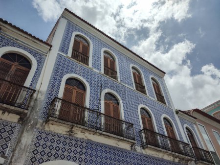 Foto de Beautiful view to facade of historic house building with blue tiles in downtown So Lus, Maranho, Brazil. - Imagen libre de derechos